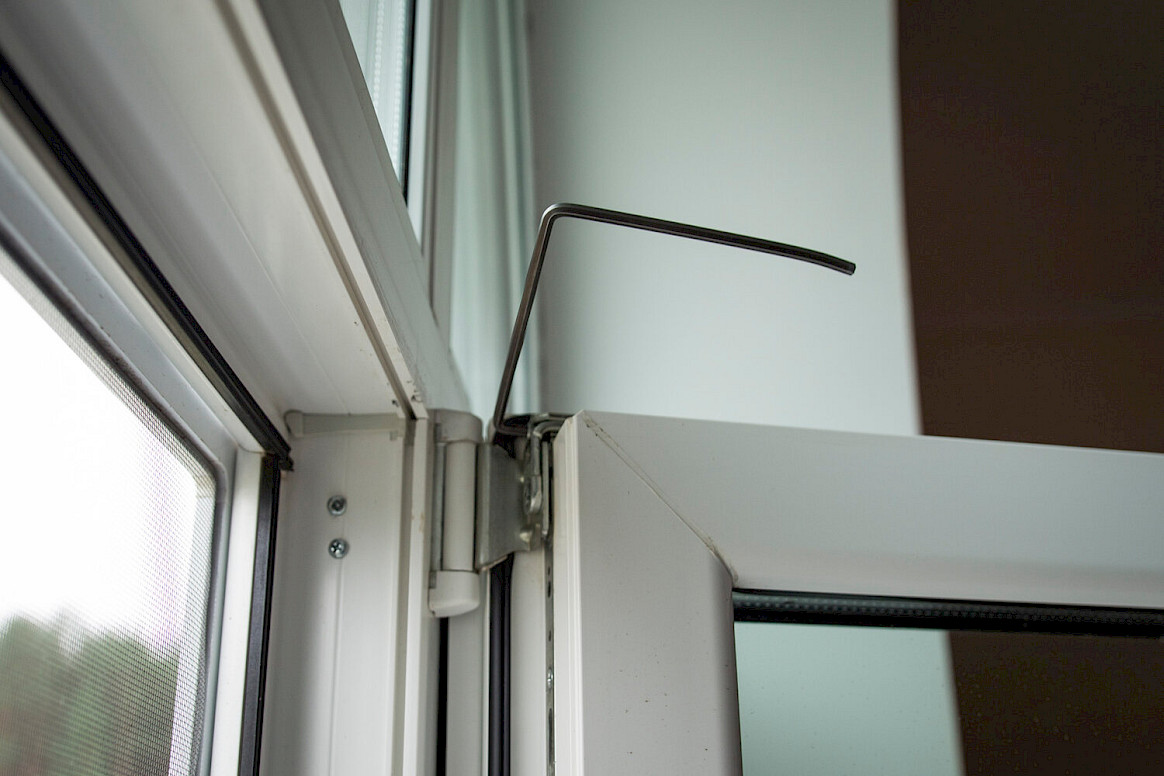 Устранение перекосов пластиковых окон в «ОкнаЛэнд»: восстановление геометрии конструкции.