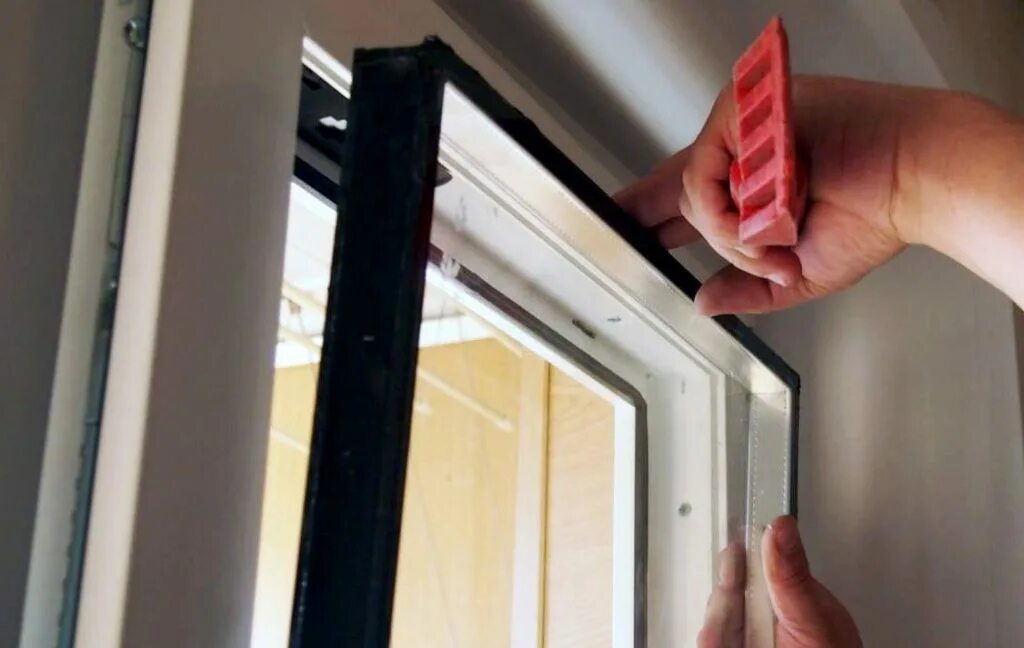 Замена стеклопакетов в «ОкнаЛэнд»: быстрое восстановление окон.