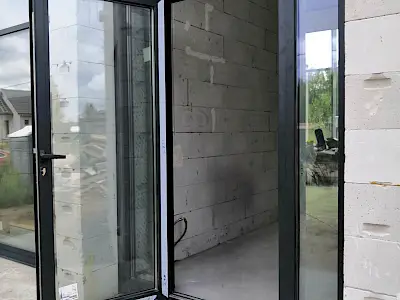 Дверь ПВХ наружная двухстворчатая с узкой створкой