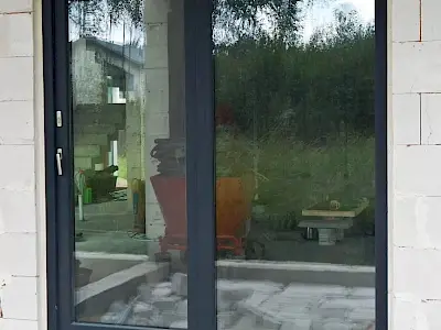 Дверь ПВХ наружная двухстворчатая с узкой створкой