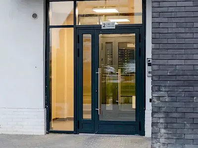 Дверь ПВХ наружная двухстворчатая с узкой створкой