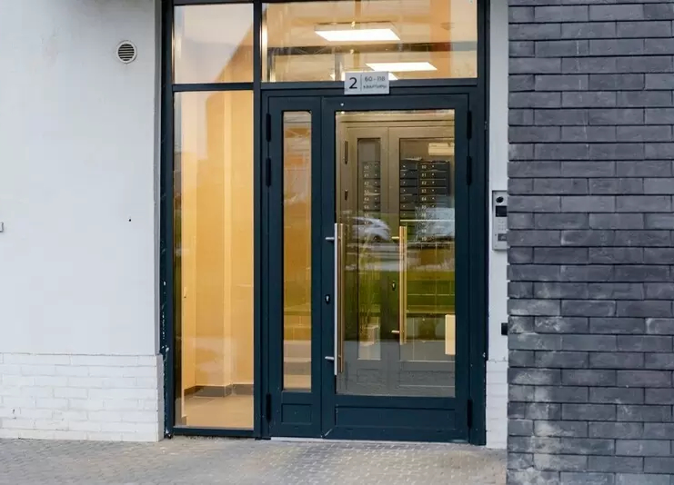 Дверь ПВХ наружная двухстворчатая с узкой створкой